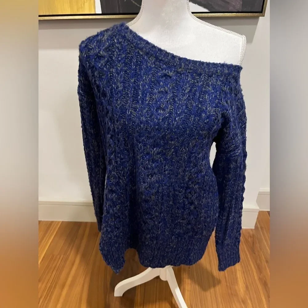BB Dakota deep blue cable net sweater size small